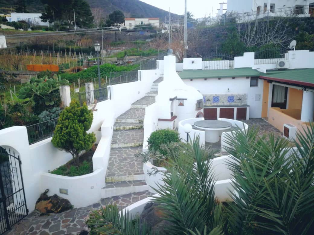 Cortile panoramico con forno a legna e zona relax, Casa Eolo Malfa Cortile panoramico con forno a legna e zona relax, Casa Eolo Malfa