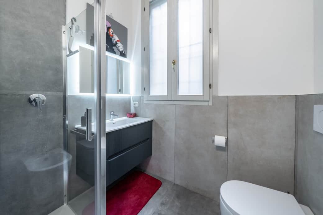 The modern bathroom has been fully renovated and features a spacious hot and cold shower, bidet, and WC. You'll find fresh towels, a welcome kit with shampoo, moisturizer, slippers, and all the essentials for a comfortable stay.