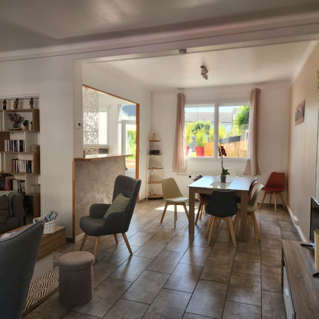 La salle à manger, parfaite pour des repas en famille et entre amis au gîte.