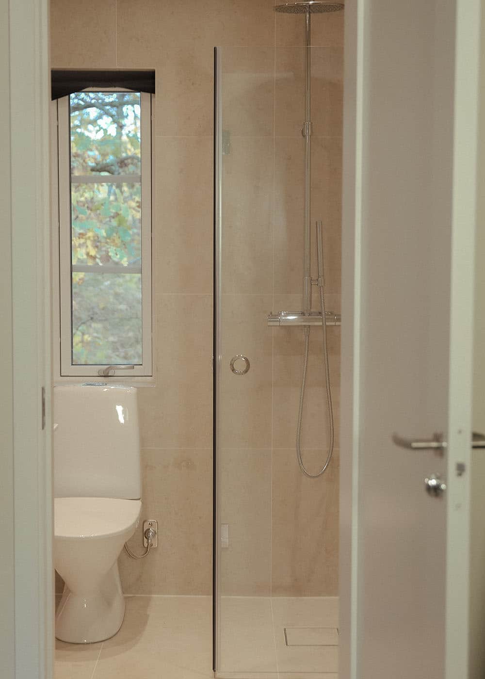 Room 1 bathroom