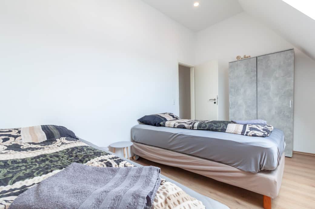 Schlafzimmer 1 | 2 gemütliche Einzelbetten mit Kleiderschrank im OG Schlafzimmer 1 | 2 gemütliche Einzelbetten mit Kleiderschrank im OG