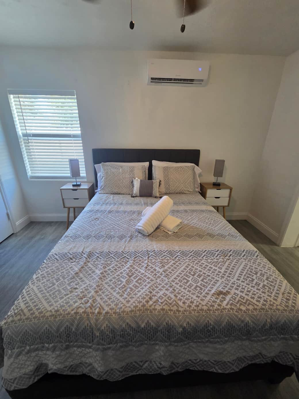 Queen bed with premium linens, cozy pillows, lamps & A/C. Lakeland, FL Queen bed with premium linens, cozy pillows, lamps & A/C. Lakeland, FL