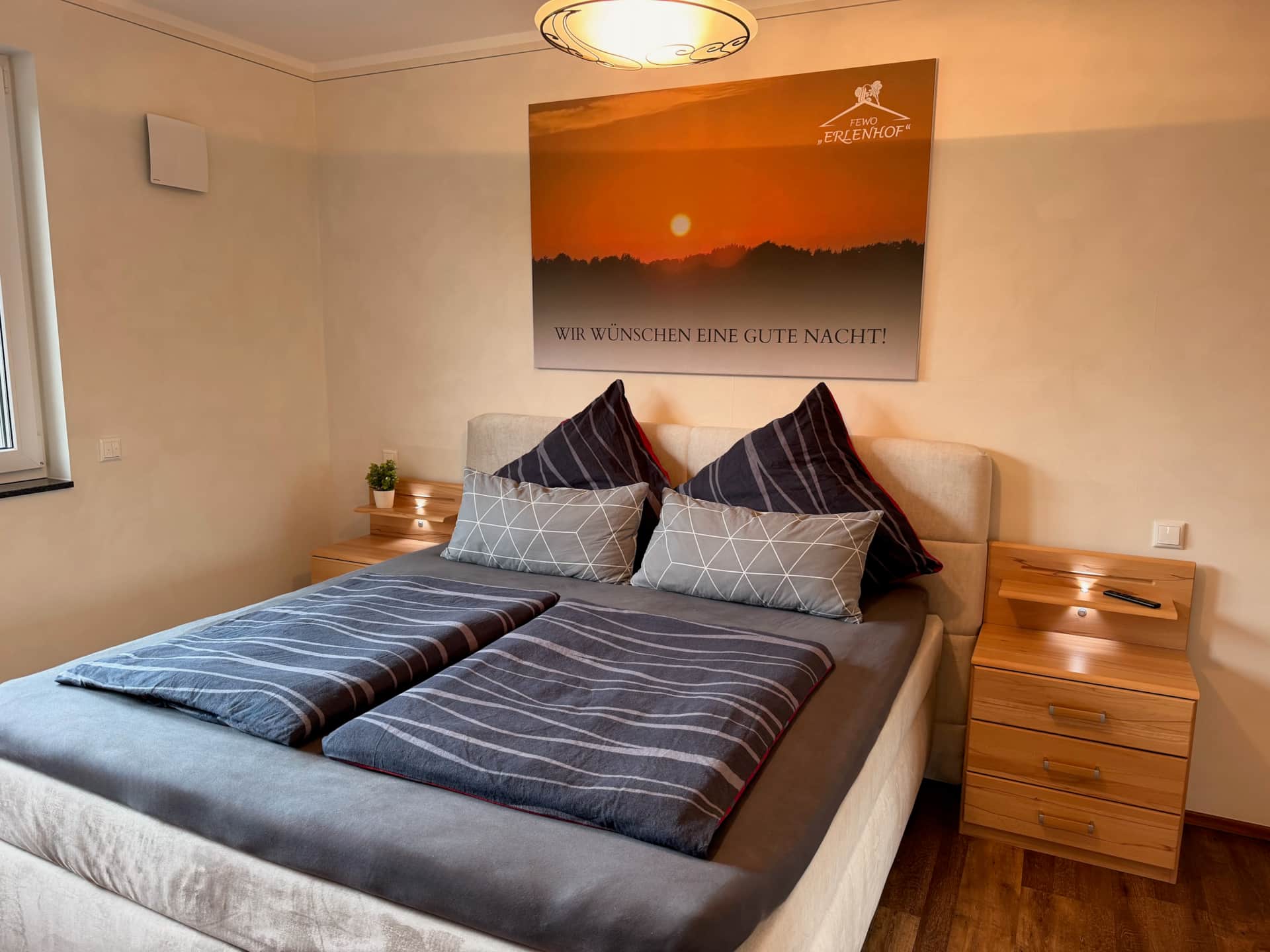Hauptschlafzimmer mit King-Size-Bett