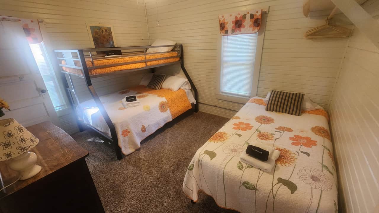 Sunflower - Bedroom 1