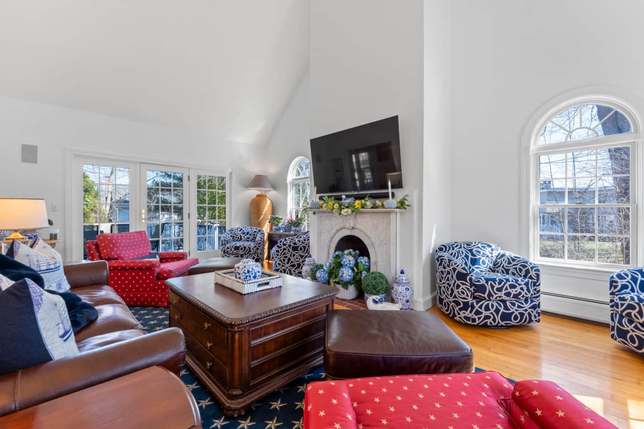 Spacious & Bright Living Room