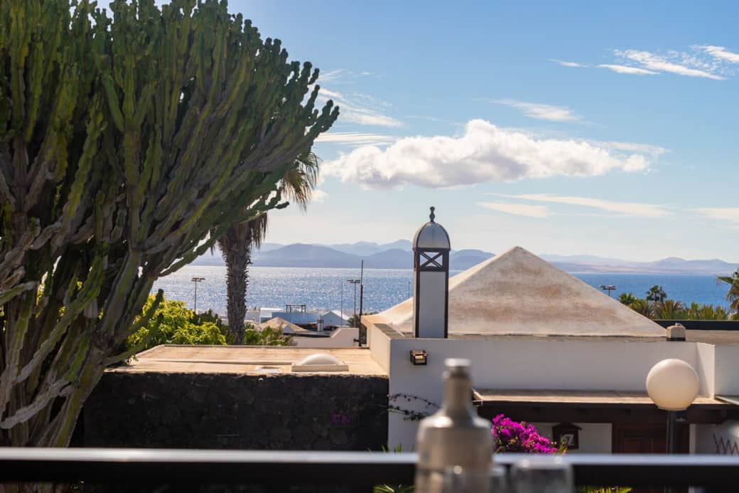 Spektakulärer Panoramablick über den grünen Garten und den Atlantik bis nach Fuerteventura.