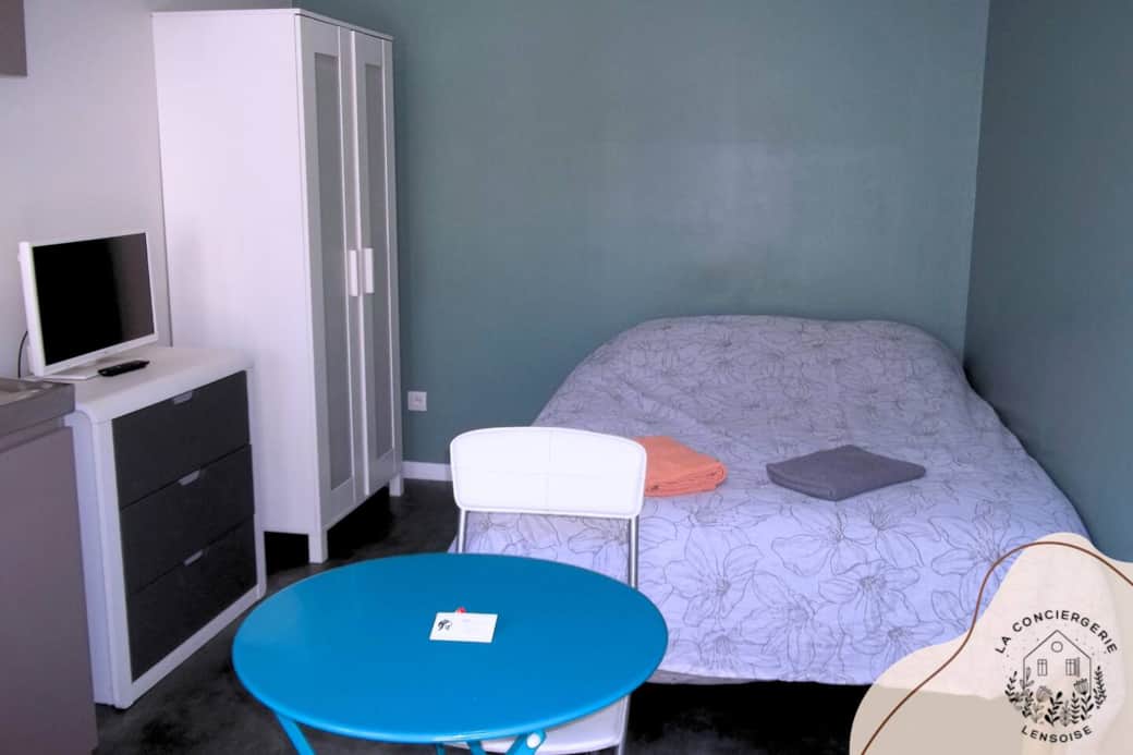 VUE D'ENSEMBLE
ARMOIRE ET COMMODE
TV
LINGE DE LIT ET SERVIETTES FOURNI
TABLE 2 PERSONNES