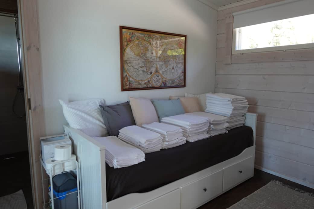 Main Cabin Guestroom/Dressing Room (Bed for 1 or as spread out for 2)