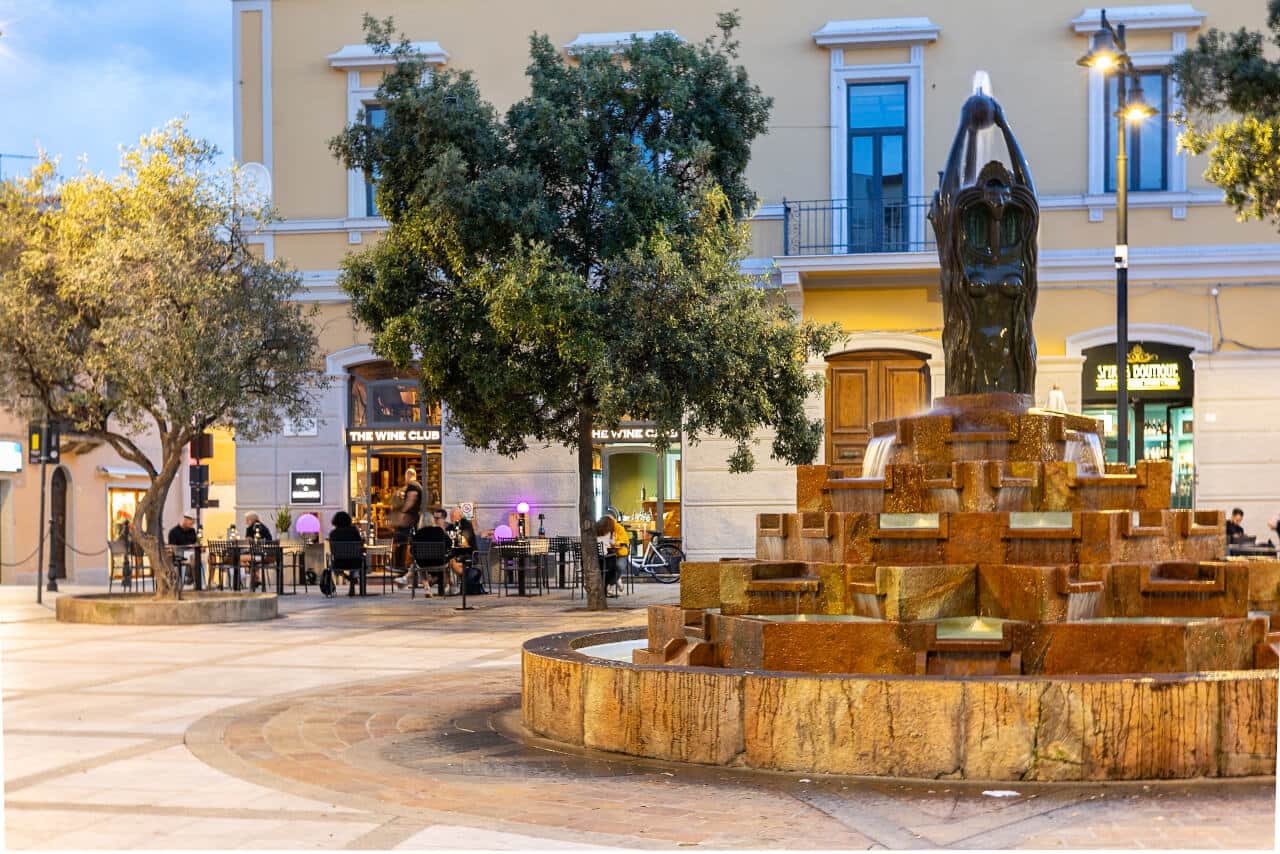 Landmark fountain in Olbia centro storico, family meeting point near restaurants