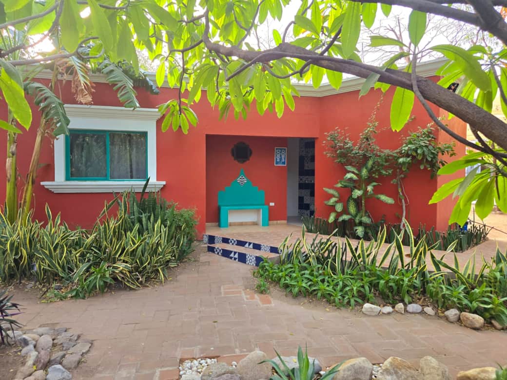 Entrada a suite más regaderas exteriores para piscina.