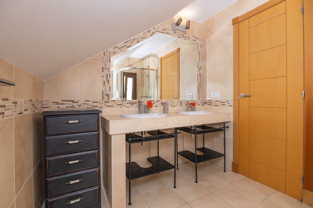 En-suite master bathroom in the El Refugio Atlántico holiday home on Fuerteventura