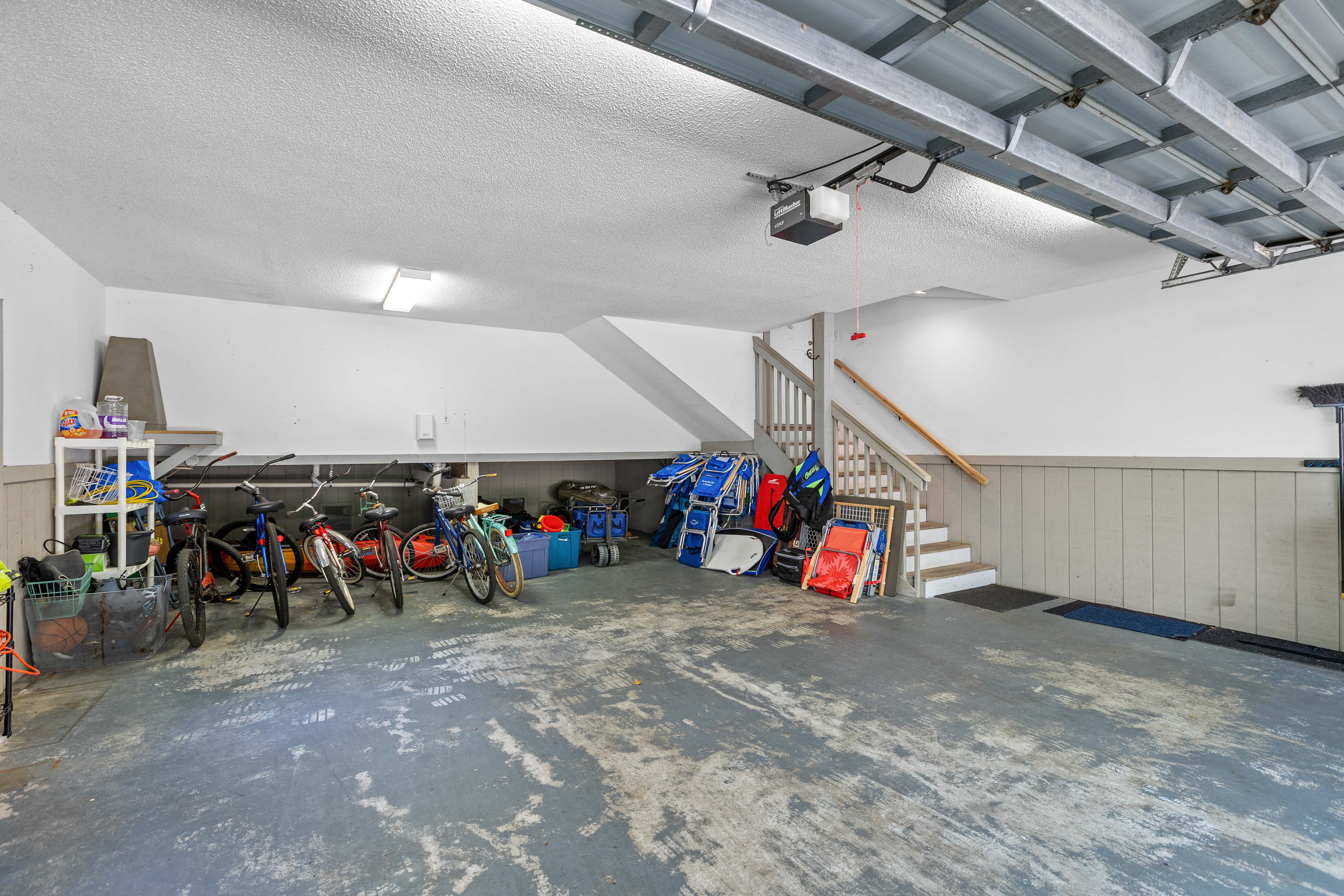 Garage with bikes, beach chairs and beach toys