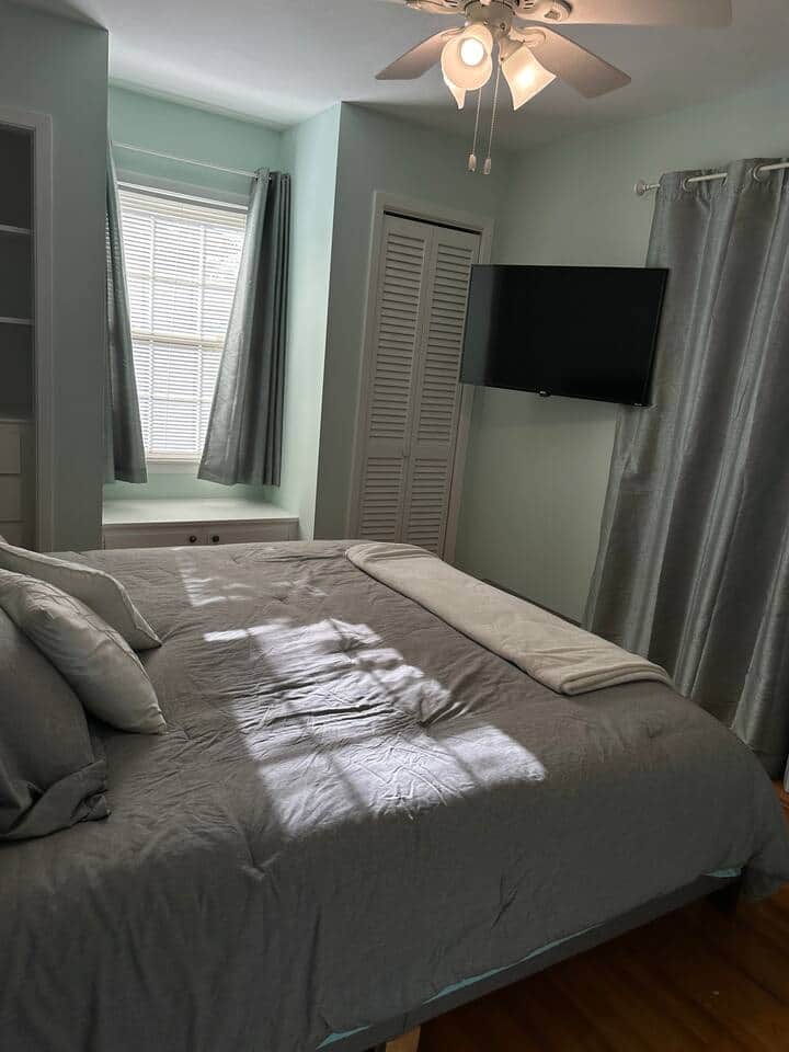 Another king size room. Another king size room.