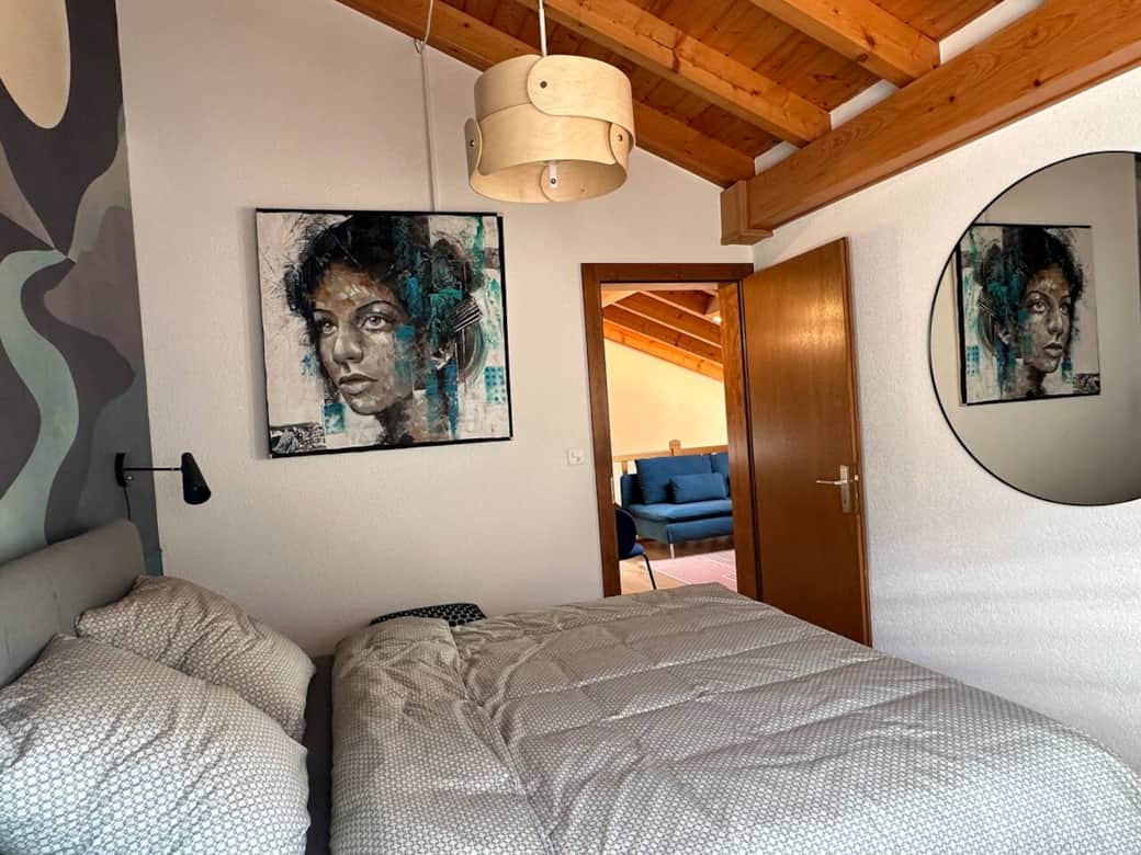 geräumiges Schlafzimmer mit Doppelbett