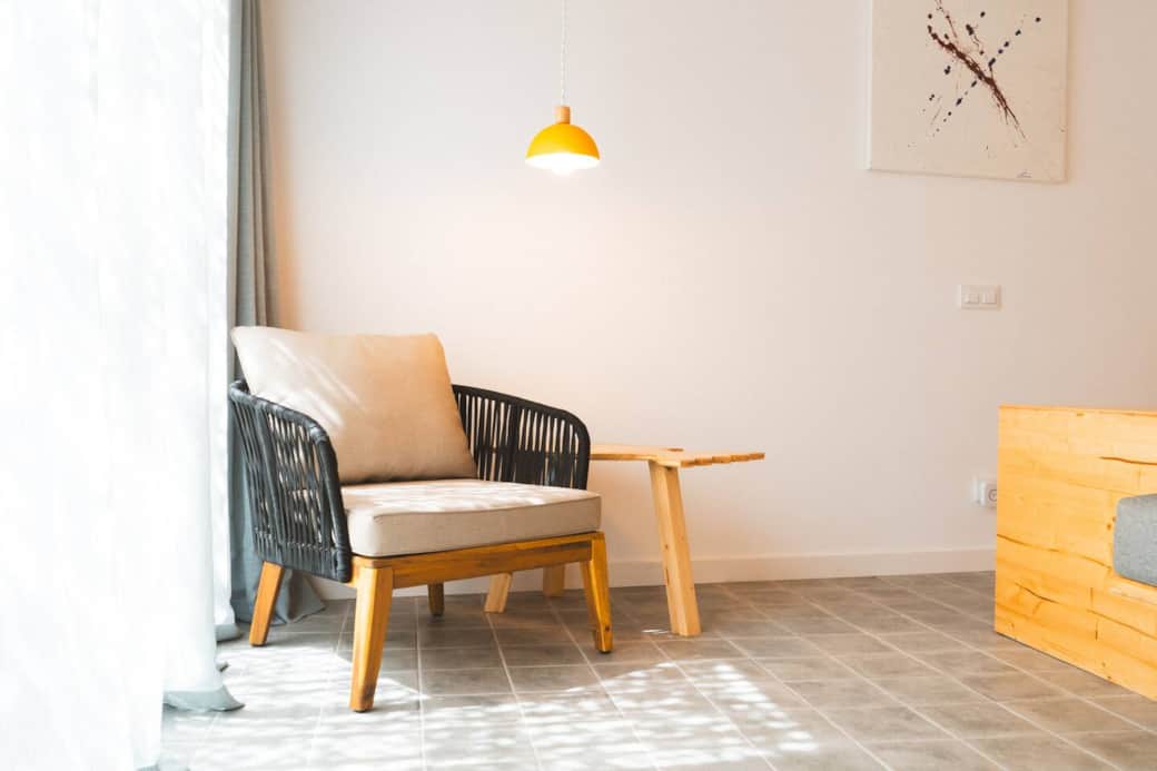 Sillón de lectura, para los amantes de la tranquilidad y la lectura. Con mucha luz natural y una luz auxiliar por si prefieres leer por la noche.