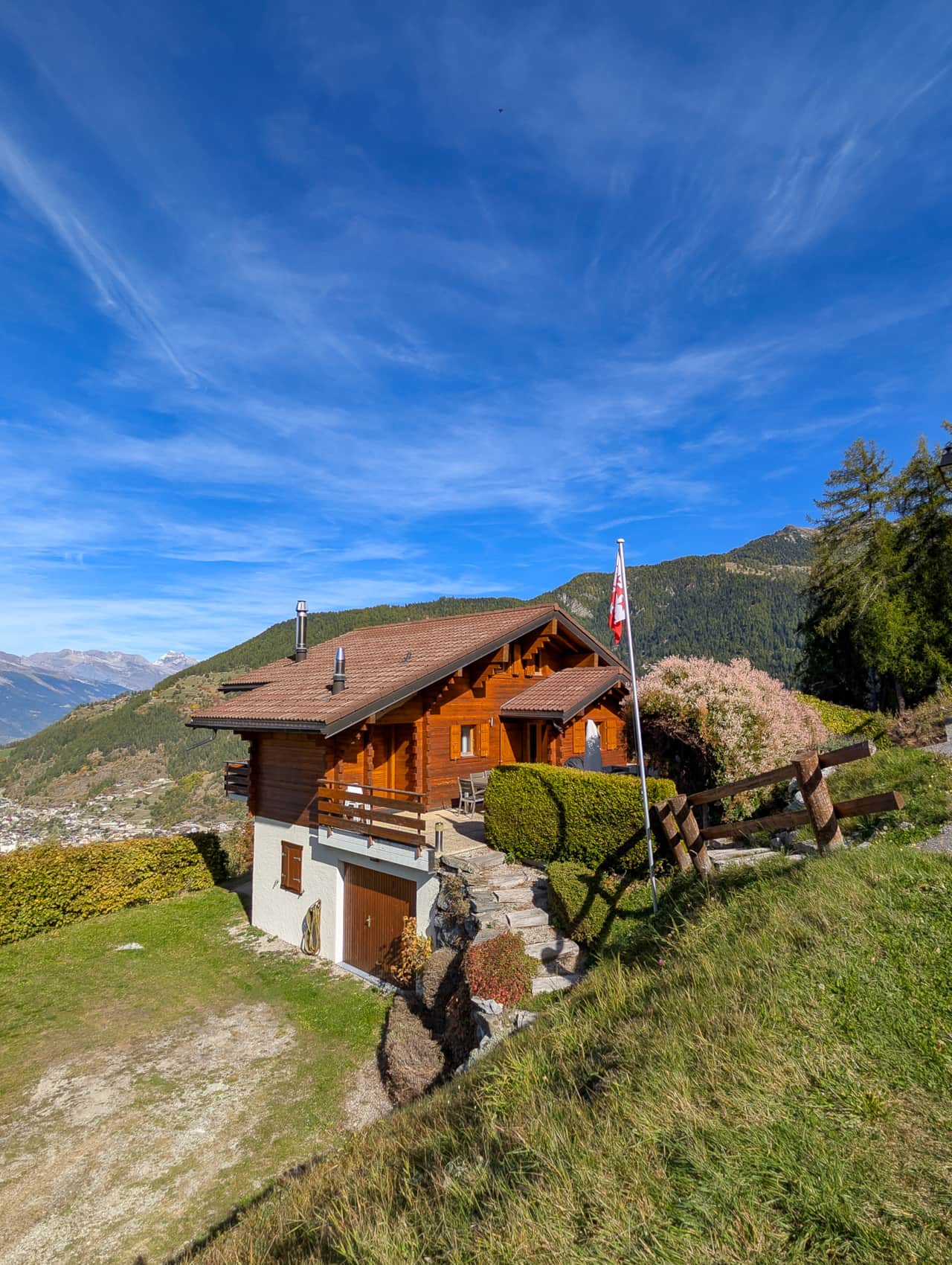 Vue d’ensemble du chalet, alliance parfaite entre confort et charme alpin.