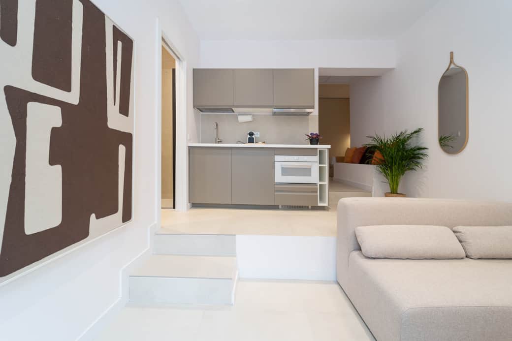 Salón con cocina abierta
