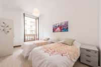 3.Private room with 2 single beds (Gran Vía)