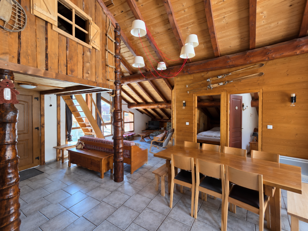 Intérieur chaleureux d’un chalet alpin en bois