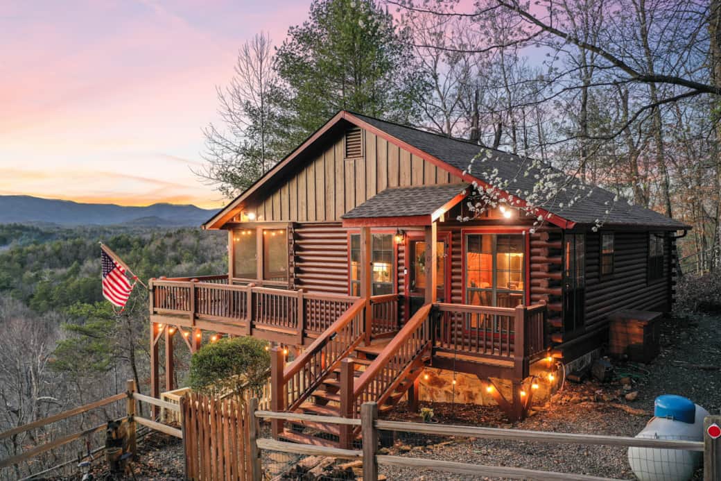 A cozy, renovated cabin in the mountains with million dollar views!