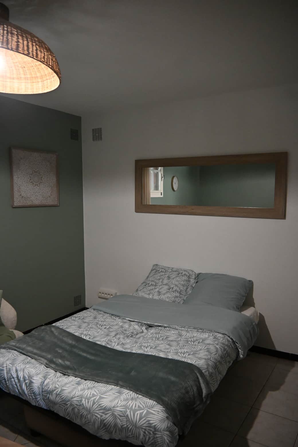 séjour cosy et naturelle aménageable en chambre doté de rideaux occultants pour plus d'intimité