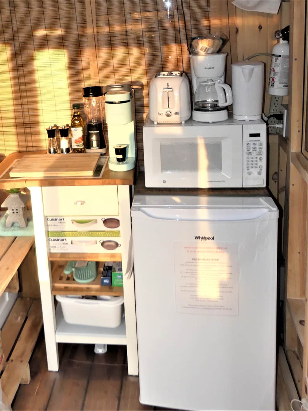 Équipement-de cuisine incluant vaisselle de base pour 3 et wok ou casserole en fonte pour le bbq Équipement-de cuisine incluant vaisselle de base pour 3 et wok ou casserole en fonte pour le bbq