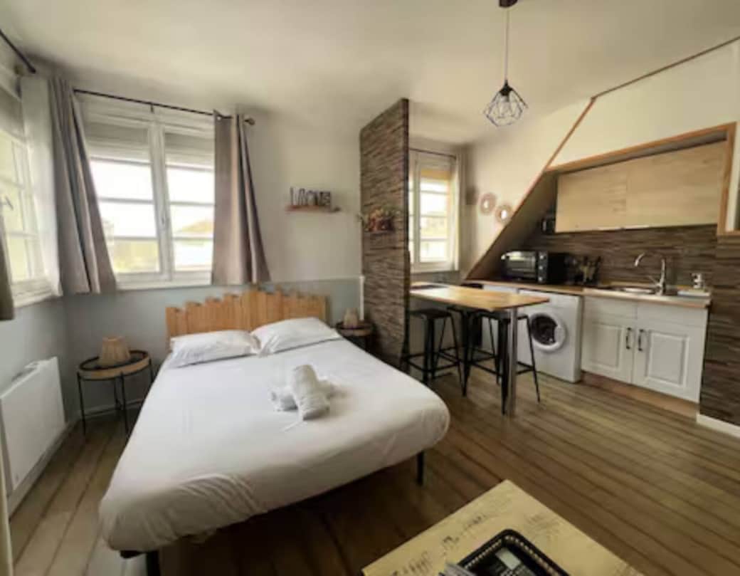 Détendez-vous dans une chambre lumineuse et cosy avec lit double, linge doux et décoration minimaliste – votre havre de paix à Calais.