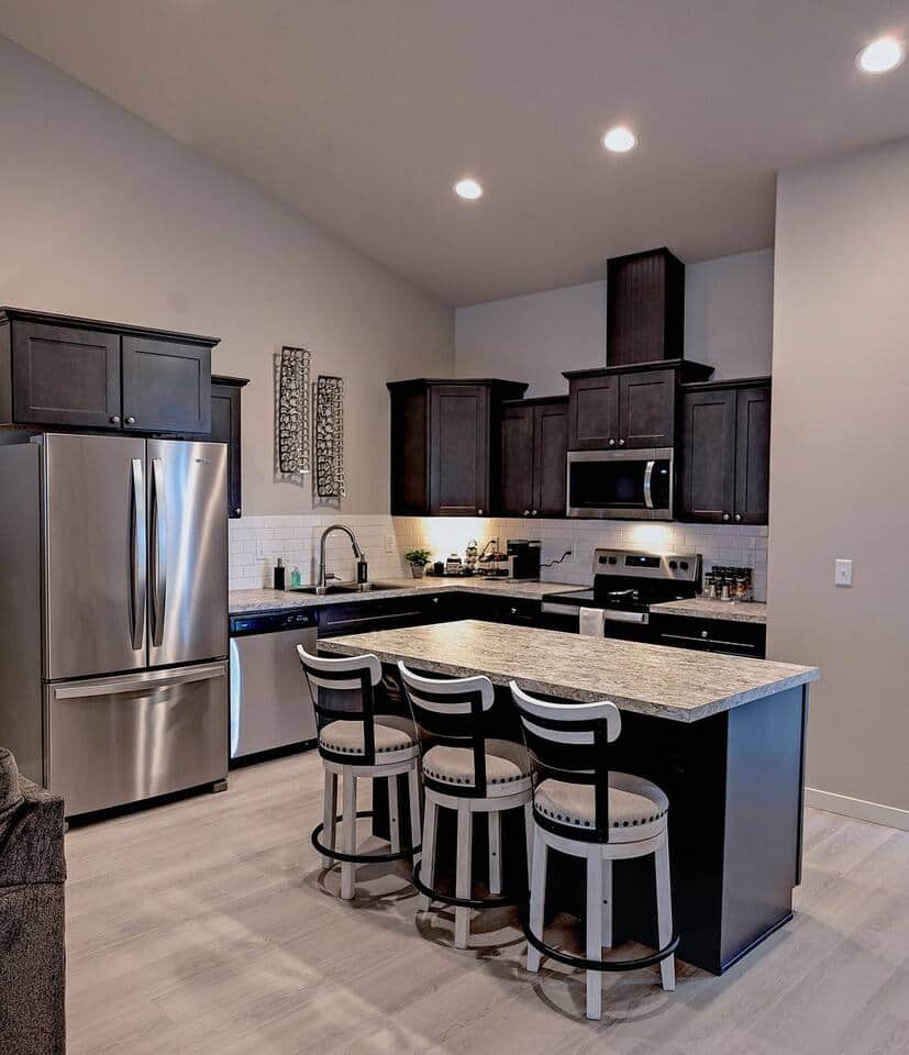 Fully equipped kitchen and breakfast bar.