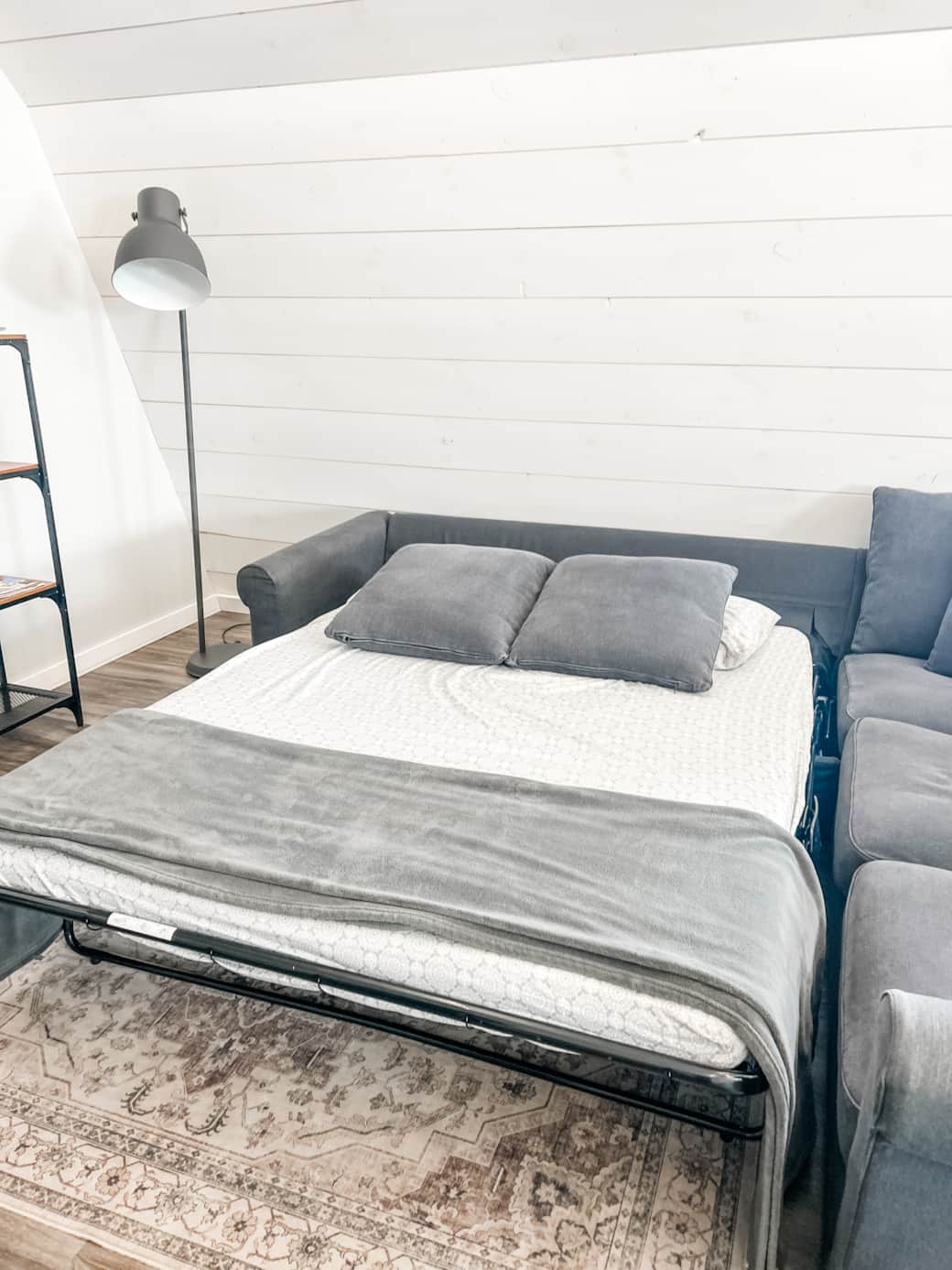 Queen size pull out couch Queen size pull out couch