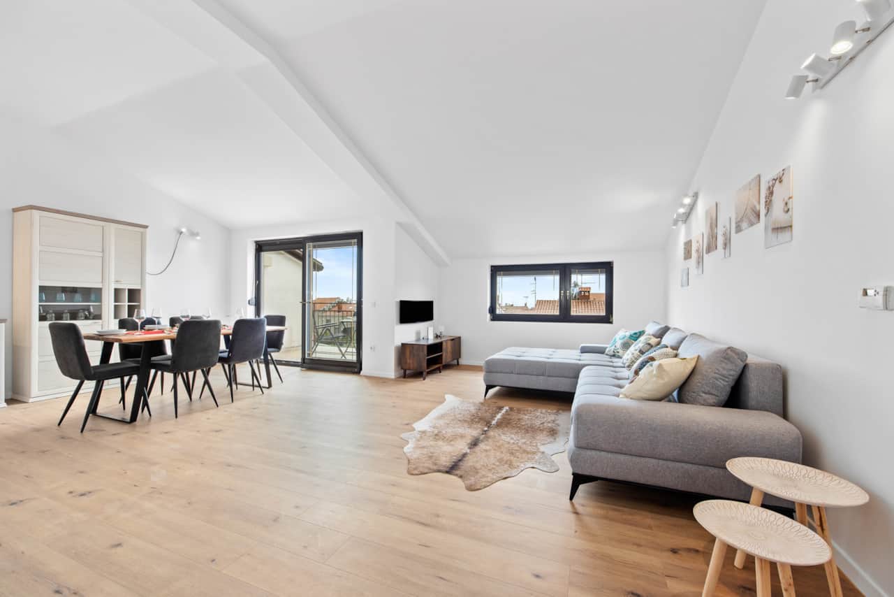 interior/living area/dining area