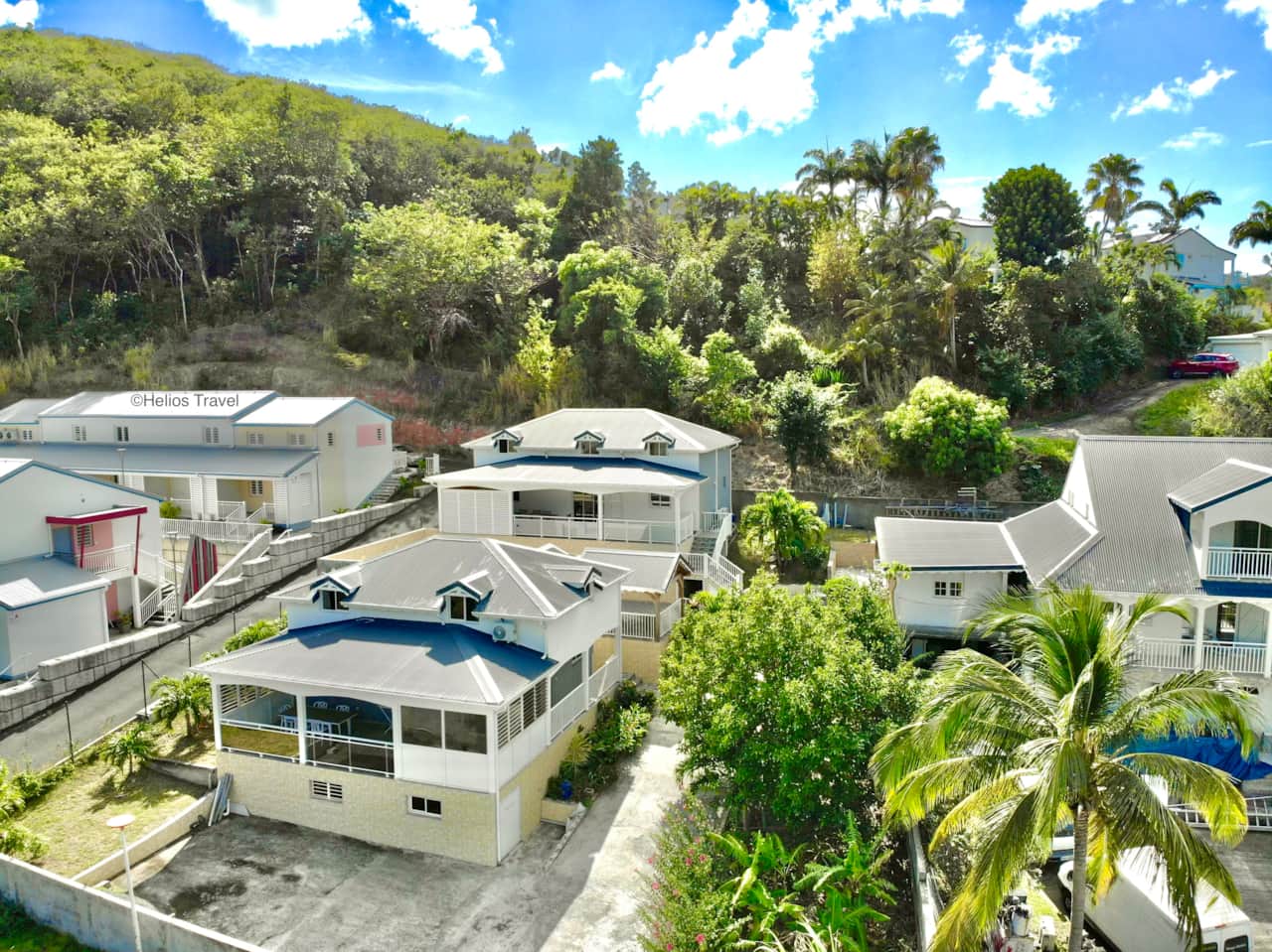 Le domaine de Bas Vent. La villa Hibiscus 6 pers. au premier plan
