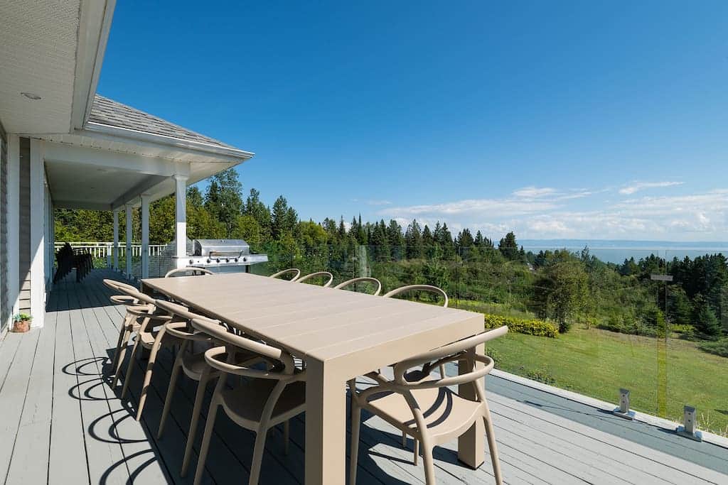 Galerie avec mobilier et vue