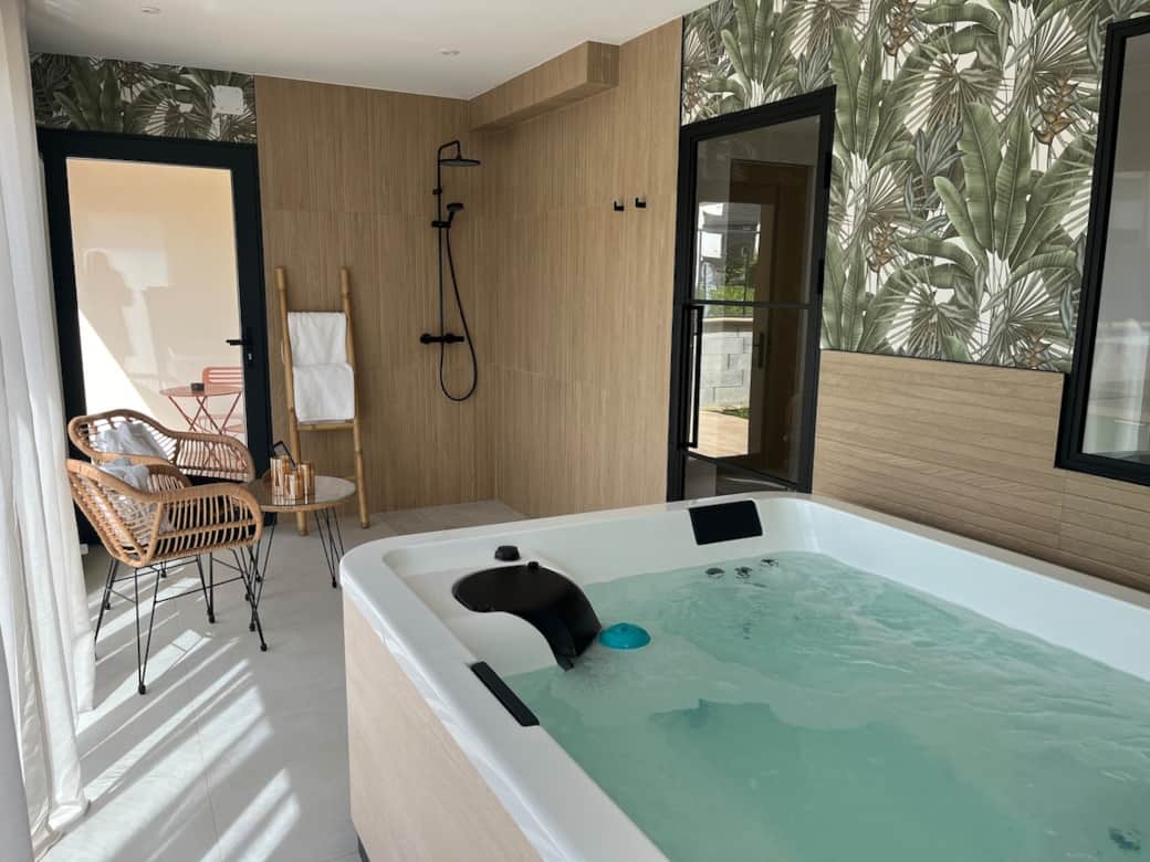 Nympha et son espace détente composé d'un jacuzzi/spa privatif intérieur et d'une douche Nympha et son espace détente composé d'un jacuzzi/spa privatif intérieur et d'une douche