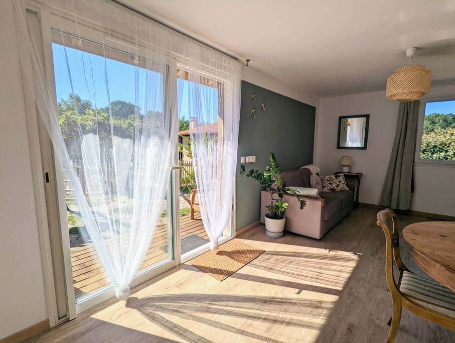 Salon donnant sur petite terrasse - coté Est.