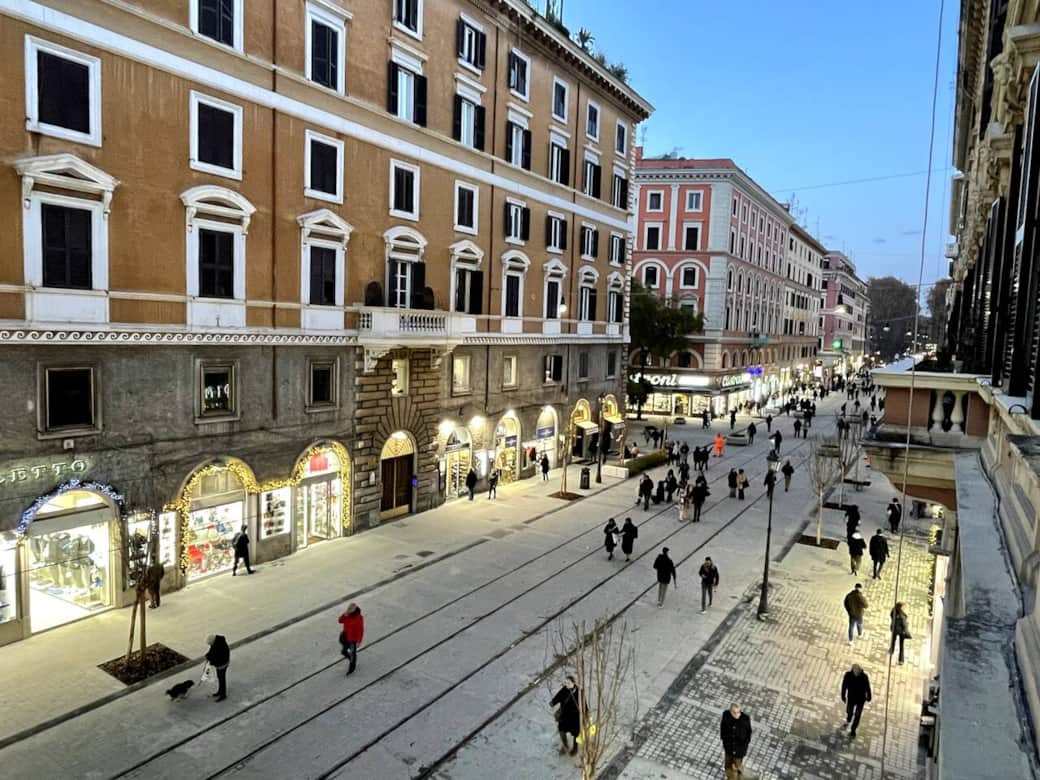 Le finestre della Domus Ottavia si aprono su via Ottaviano, nella sua nuova veste di isola pedonale. Un'affascinante tranquilla passeggiata in una città che sta cambiando! Le finestre della Domus Ottavia si aprono su via Ottaviano, nella sua nuova veste di isola pedonale. Un'affascinante tranquilla passeggiata in una città che sta cambiando!
