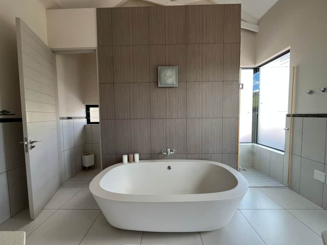 Main Bath Tub