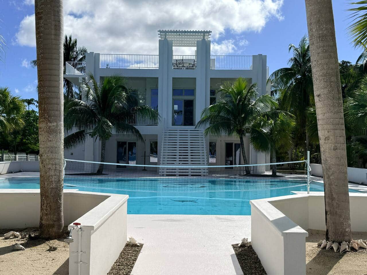Pool w/Volleyball