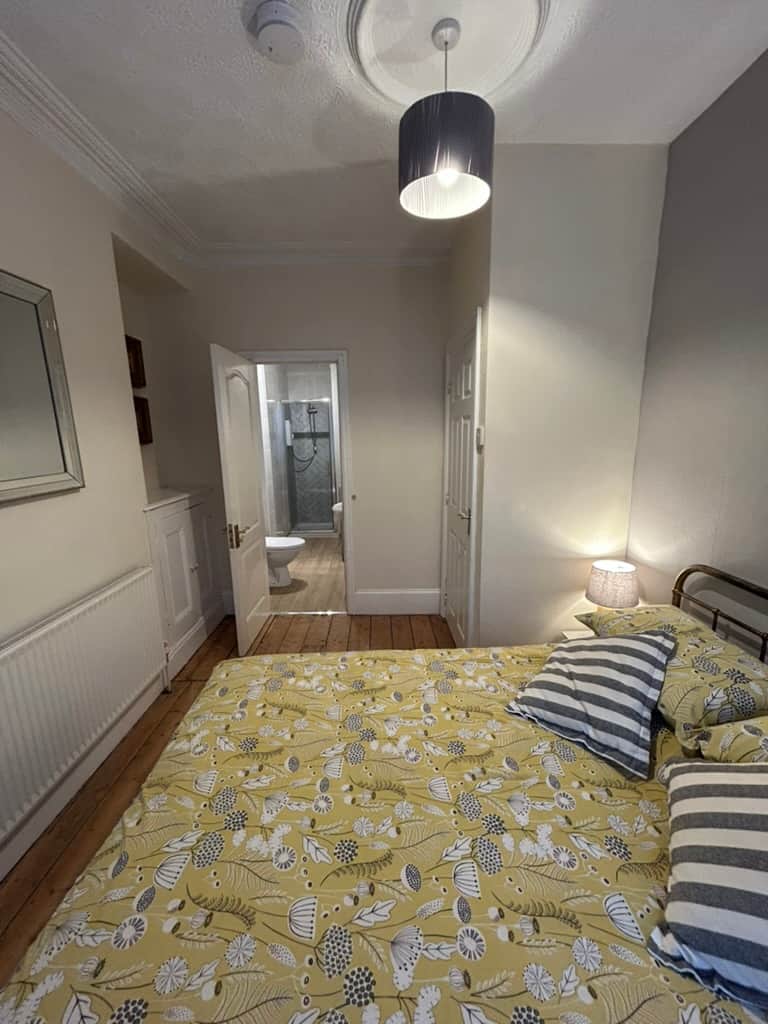 Double bedroom with en-suite shower room