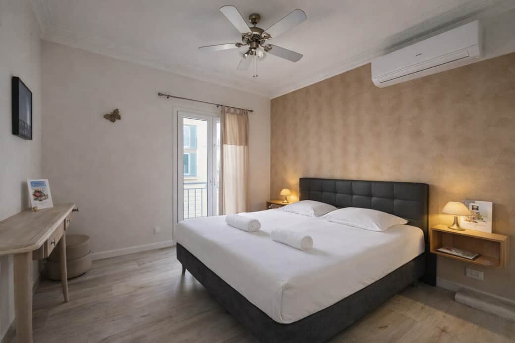 Chambre avec lit confortable, linge de lit hôtelier et ambiance calme pour des nuits reposantes. Chambre avec lit confortable, linge de lit hôtelier et ambiance calme pour des nuits reposantes.