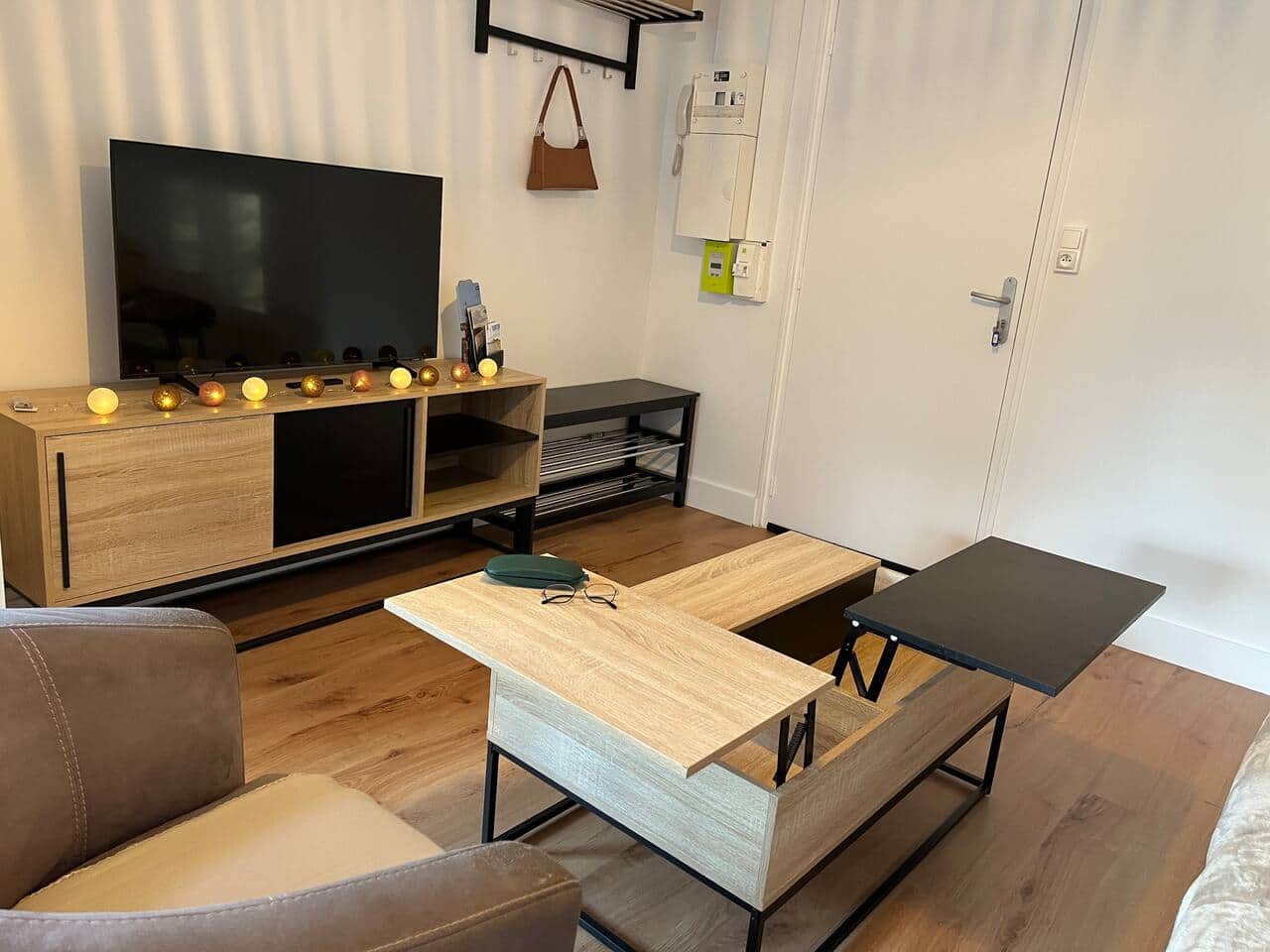 Le salon, TV connectée, Box Fibre internet, table transformable, un fauteuil et canapé convertible