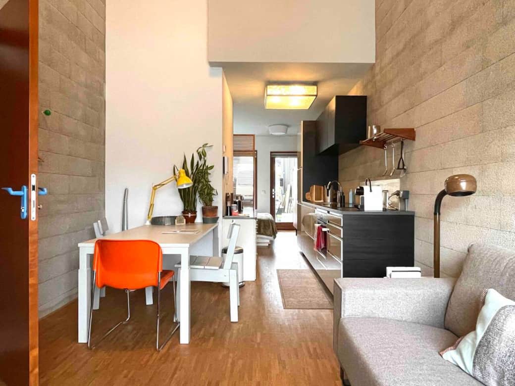 studio with high ceiling in the living area 