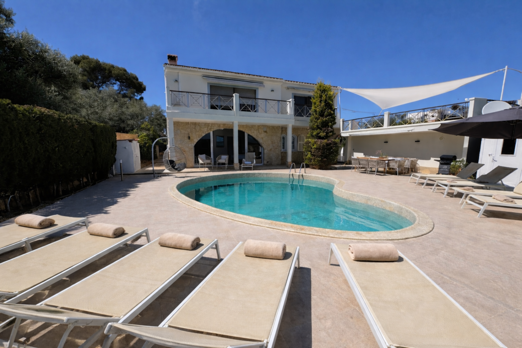 Mediterranes Poolparadies bei Mittagssonne