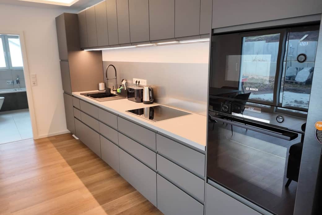 Große Küchenzeile mit Mikrowelle, Herd, Backofen und Waschbecken