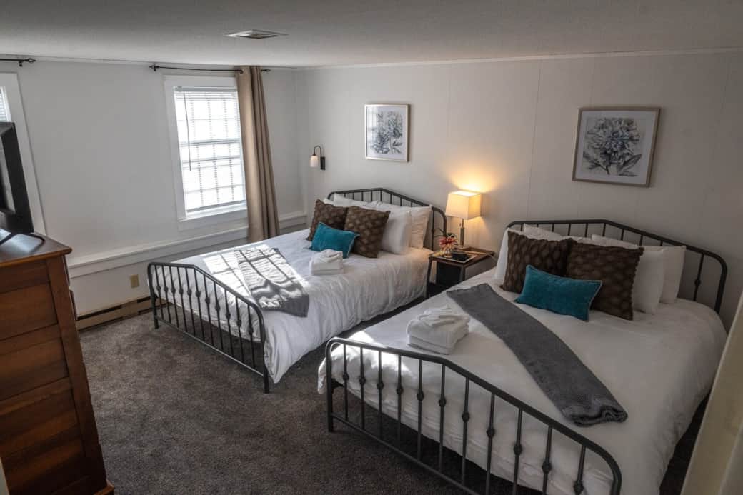 Queen Bedroom w/ closet