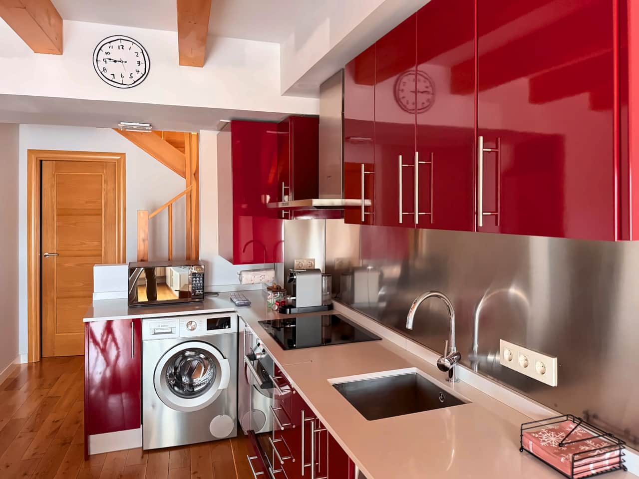 Cocina equipada con lavadora