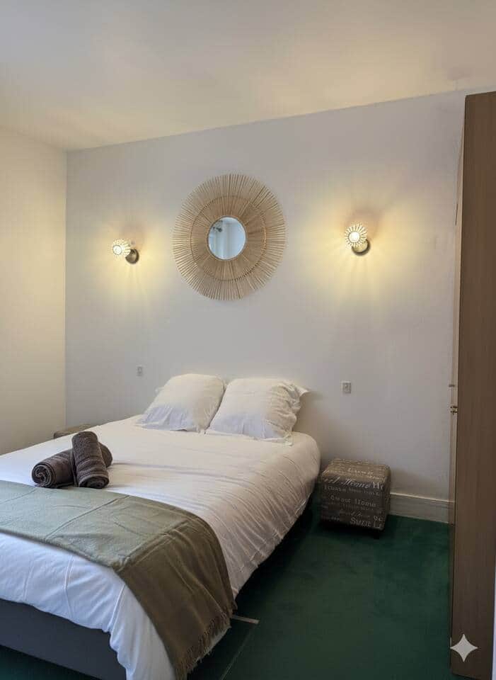Chambre double spacieuse et lumineuse avec de nombreux espaces de rangement.