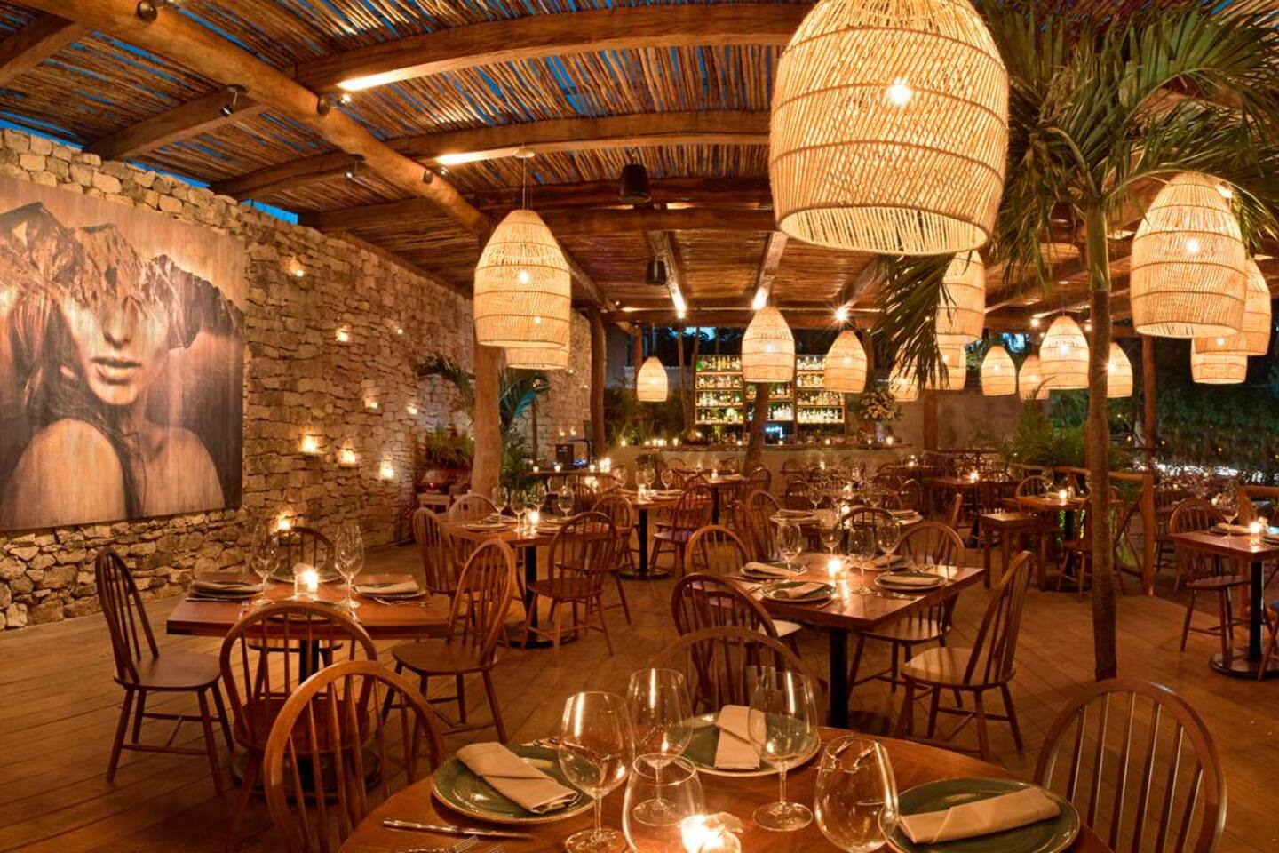 ¡Emprende un viaje culinario a solo unos pasos! Deléitate con sabores exquisitos en reconocidos lugares como Rosa Negra, donde cada bocado es una explosión de sabor. Tu aventura gourmet comienza a la vuelta de la esquina.
