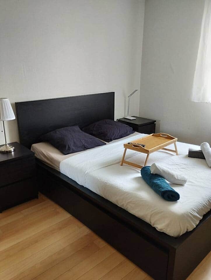 un lit de 160 cm avec draps et serviettes fournis
