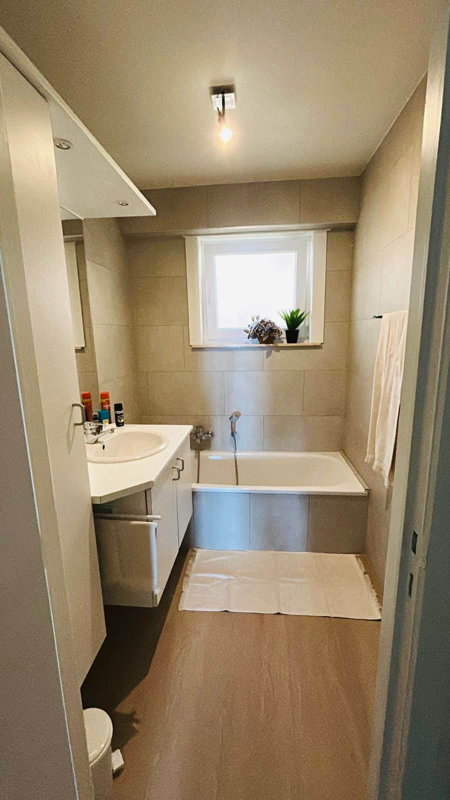 Badkamer 1 met ligbad en ruim badkamermeubel