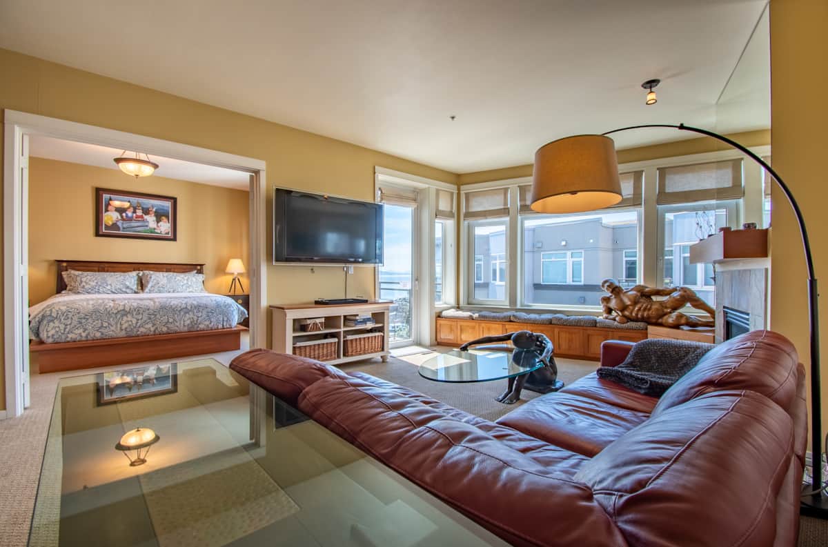 Luxurious Waterfront Penthouse 2BR/2BA + Parking! - Apartment in Seattle